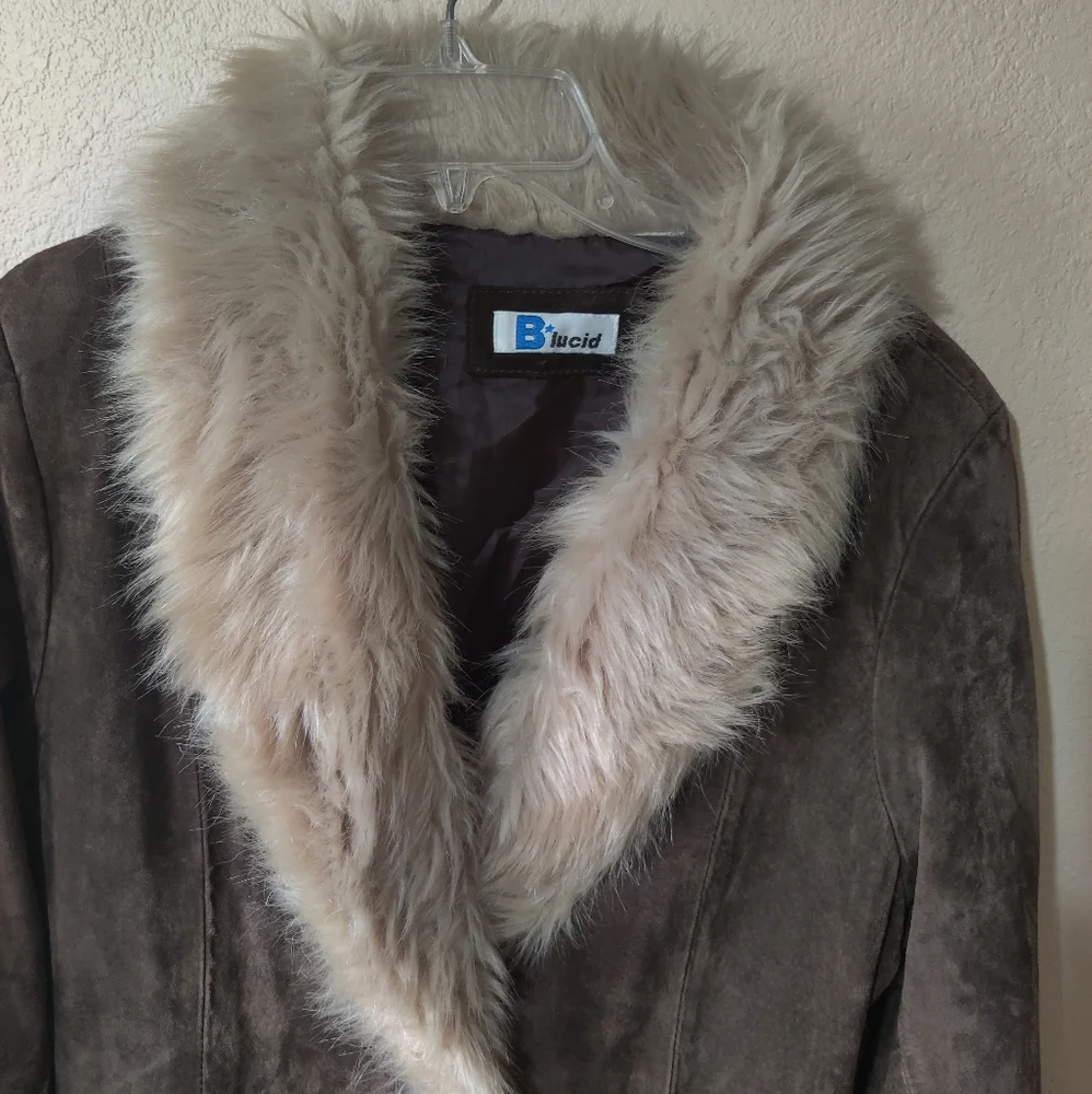 Vintage Brown Leather Jacket with Plush Cream Fur Collar - Picture 3 of 16